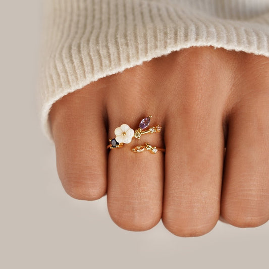 Leah - Crystal White Flower Ring Made of Gold