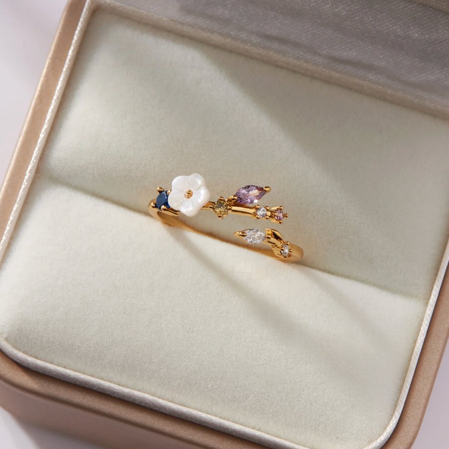 Leah - Crystal White Flower Ring Made of Gold